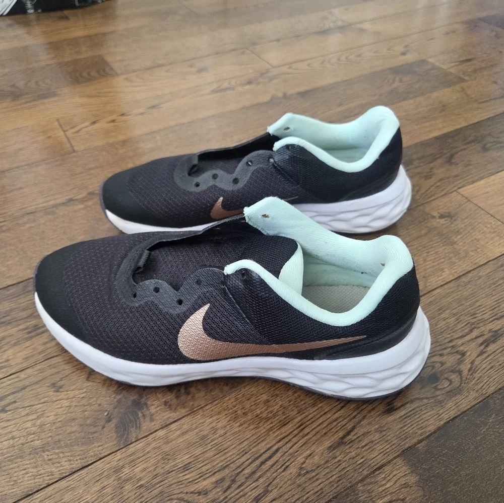 Nike Revolution Running Sneakers   (dd1096-005) Size 5y Shoes Black Green Gold